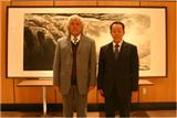 王光亚大使与白庚延先生在《龙门初开》前合影