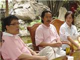  张元明 教授（左2）与 张杰 教授（左1）看望四川灾区赴美归国留学生代表